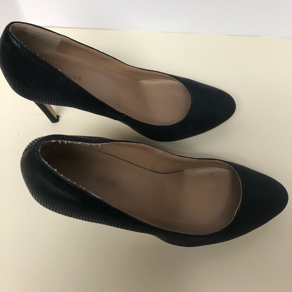 Ann Taylor size 7 black textured pumps
